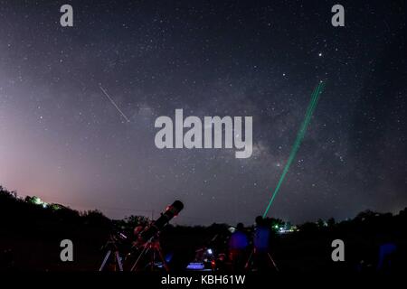 Star party nei campi della scuola di Agronomia all'università di sonora, dove gli astronomi dilettanti e studenti fatta l'osservazione di vari oggetti nello spazio come pianeti e stelle ecc., il giorno di osservazione con telescopi e osservatorio astronomico esteso per la mattina di oggi. (© foto: luisgutierrez / nortephoto.com) star party en los campos de la Escuela de agronomía de la Universidad de sonora, donde astrónomos, aficionados y estudiantes realizaron observación de diversos objetos en el espacio como planetas, estrellas ecc., la jornada de observación telescopios biella Foto Stock