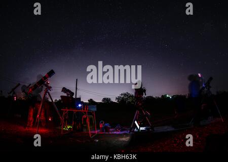 Star party nei campi della scuola di Agronomia all'università di sonora, dove gli astronomi dilettanti e studenti fatta l'osservazione di vari oggetti nello spazio come pianeti e stelle ecc., il giorno di osservazione con telescopi e osservatorio astronomico esteso per la mattina di oggi. (© foto: luisgutierrez / nortephoto.com) star party en los campos de la Escuela de agronomía de la Universidad de sonora, donde astrónomos, aficionados y estudiantes realizaron observación de diversos objetos en el espacio como planetas, estrellas ecc., la jornada de observación telescopios biella Foto Stock