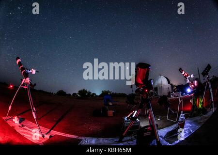 Star party nei campi della scuola di Agronomia all'università di sonora, dove gli astronomi dilettanti e studenti fatta l'osservazione di vari oggetti nello spazio come pianeti e stelle ecc., il giorno di osservazione con telescopi e osservatorio astronomico esteso per la mattina di oggi. (© foto: luisgutierrez / nortephoto.com) star party en los campos de la Escuela de agronomía de la Universidad de sonora, donde astrónomos, aficionados y estudiantes realizaron observación de diversos objetos en el espacio como planetas, estrellas ecc., la jornada de observación telescopios biella Foto Stock