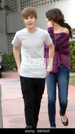 FL15 Justin Bieber Selena Gomez Miami Couple 121810 01.JPG MIAMI BEACH, FL - 18 DICEMBRE (Just Jared) Justin Bieber e Selena Gomez fare una passeggiata insieme Sabato mattina (18 dicembre) a Miami, Fl. I due cantanti hanno condiviso un sorriso e alcuni ride sulla strada per un hotel a South Beach. Justin, 16, è in città per esibirsi stasera nella American Airlines Area! Svegliarsi a Miami è una cosa bellissima. Senti che lo spettacolo di stasera sarà pazzo", ha twittato. Queste foto probabilmente non fermeranno quelle voci datanti ma Selena, 18, già li ha indirizzati dicendo la loro uscita precedente insieme Foto Stock