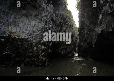 Le pareti del canyon in alcantara in Sicilia, Italia Foto Stock