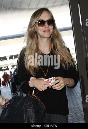 Nuova mamma amanda seyfried arriva a Los Angeles International Airport offre: amanda seyfried dove: Los Angeles, california, Stati Uniti quando: 29 ago 2017 credit: wenn.com Foto Stock