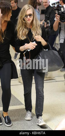 Nuova mamma amanda seyfried arriva a Los Angeles International Airport offre: amanda seyfried dove: Los Angeles, california, Stati Uniti quando: 29 ago 2017 credit: wenn.com Foto Stock