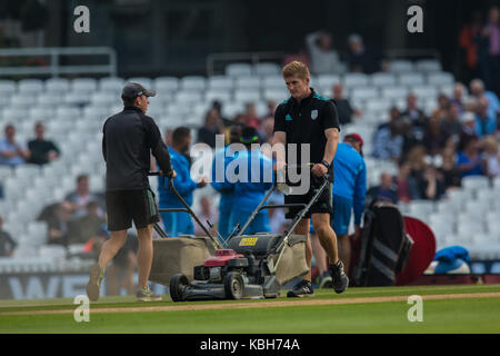 Londra, UK. Il 27 settembre 2017. Groundstaff facendo qualche last minute opere di terra davanti al gioco. England v West Indies. Nella quarta Royal London uno Foto Stock