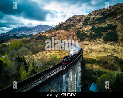 Treno a vapore sul famoso viadotto Glenfinnan Foto Stock