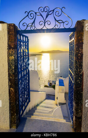 Strade di Fira, Santorini Island, Grecia. tramonto vista sulla caldera e sul Mar Egeo. Foto Stock