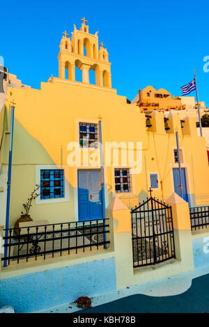 Firostefani, Santorini, Grecia. twilight con la vecchia chiesa greca e caldera a mare Egeo - isole greche - punto di riferimento Foto Stock