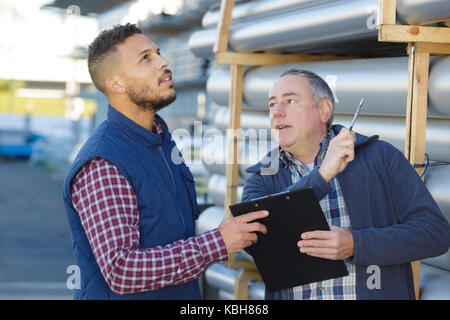 Lavoratore dando il record per il collega Foto Stock