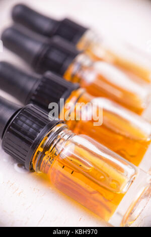 Macro di dettaglio con contagocce cbd, olio di cannabis vivere estrazione di resina isolato su bianco - la marijuana medica nozione Foto Stock