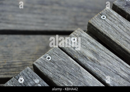 Una fila di eleganti sedie a sdraio . pannello di legno Foto Stock