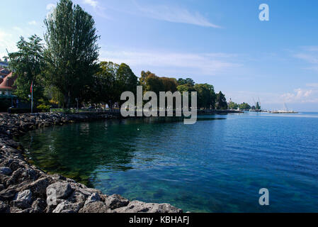 Vista generale delle rive del lago Leman, Evian-Les-Bains, Savoia, Francia Foto Stock