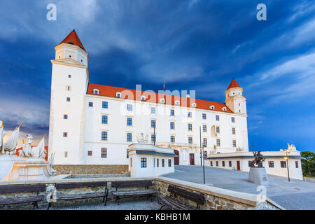 Bratislava, Slovacchia. vista sul castello di Bratislava al crepuscolo. Foto Stock