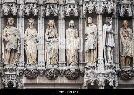 Le statue dei duchi e duchesse di brabant nella facciata del municipio di Bruxelles, Belgio. Foto Stock