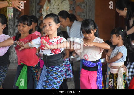 I ragazzi imparano la tipica danza balinese in Ubud, Bali - Indonesia Foto Stock