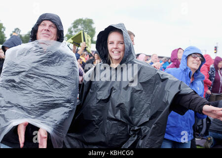 Dancing in the Rain indossa giacche a vento e kagools a Hyde Park Londra Foto Stock