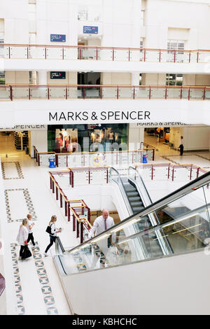 Grandi magazzini Marks & Spencer presso il Belfry Shopping Centre Redhill Surrey Regno Unito Foto Stock