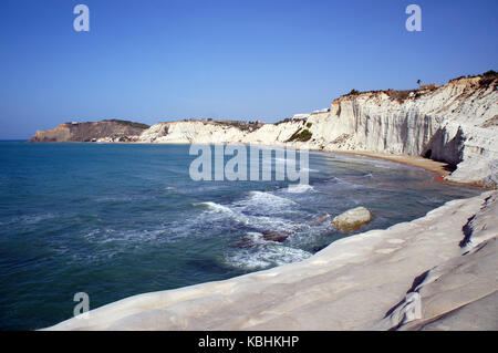 La baia del Mar Mediterraneo accanto al bagno turco Scale (Scala dei Turchi scala dei turchi ad Agrigento, Sicilia, Italia Foto Stock