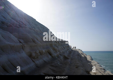 Persone su scale turco (Scala dei Turchi scala dei turchi ad Agrigento, Sicilia, Italia Foto Stock