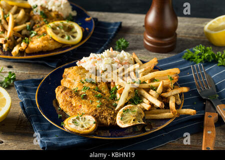 Piccanti cotto artigianale cajun catfish con patate fritte Foto Stock