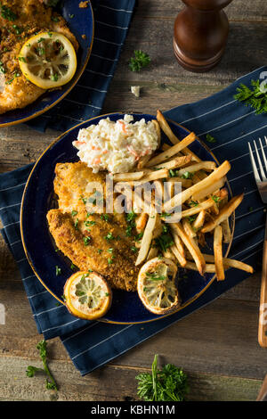 Piccanti cotto artigianale cajun catfish con patate fritte Foto Stock