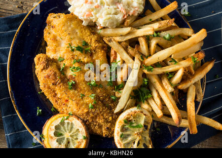 Piccanti cotto artigianale cajun catfish con patate fritte Foto Stock