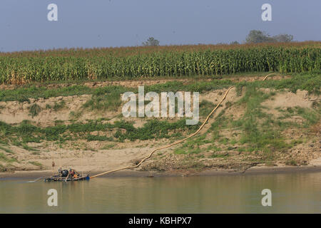 Un galleggiante di irrigazione stazione della pompa viene utilizzato per irrigare un campo di mais sulle rive del fiume Irrawaddy in Myanmar (Birmania). Foto Stock