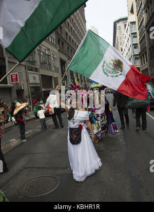 Fieri americani messicano venuto fuori per l'annuale il giorno dell indipendenza messicana Parade su Madison Avenue a New York City. Foto Stock