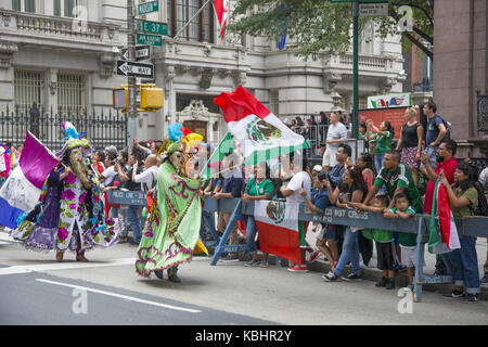 Fieri americani messicano venuto fuori per l'annuale il giorno dell indipendenza messicana Parade su Madison Avenue a New York City. Orgogliosa messicano linea di spettatori per la strada per la parata. Foto Stock