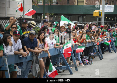 Fieri americani messicano venuto fuori per l'annuale il giorno dell indipendenza messicana Parade su Madison Avenue a New York City. Orgogliosa messicano linea di spettatori per la strada per la parata. Foto Stock