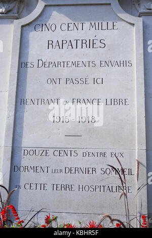 Un monumento è un omaggio alla prima guerra mondiale le popolazioni sfollate, Evian-les-bains, Francia Foto Stock