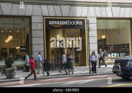 Uno dei nuovi 'in mattoni e malta' Amazon librerie che è apparso su 34th Street appena ad ovest della Quinta Avenue nel centro di Manhattan, New York. Foto Stock