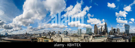 Paesaggio urbano panoramica, da Westminster nella zona ovest di Londra per il distretto finanziario della City di Londra, con molti edifici iconici dello skyline Foto Stock