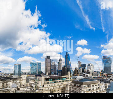 Vista panoramica del moderno mercato immobiliare commerciale, proprietà grattacielo nel quartiere finanziario della città di Londra e di nuova costruzione di proprietà, Londra Foto Stock