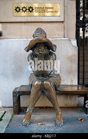 Statua di bronzo di seduto contadina da Andràs Lapis al di fuori dell'Istituto ungherese, Parigi Francia Foto Stock