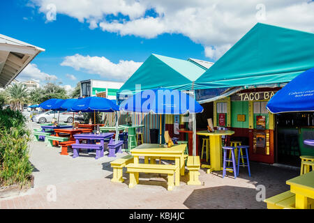 Tabelle vuote in un Taco Bar in Seaside Florida, Stati Uniti, un famoso Golfo del Messico panhandle destinazione turistica. Foto Stock