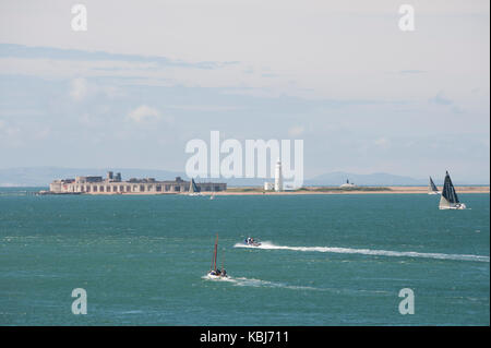 Hurst castle e il solent visto da lymington-yarmouth ferry Foto Stock