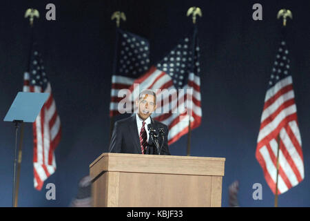 SMG NY1 Barack Obama President Elect 110408 09 CHICAGO- NOVEMBRE 04; il candidato democratico alla presidenza Barack Obama affronta i sostenitori durante il suo raduno di vittoria notturna elettorale a Grant Park il 4 novembre 2008 a Chicago, Illinois. Gli americani hanno eletto con forza Obama come primo presidente nero in un’elezione trasformazionale che ridisegnerà la politica americana e il ruolo degli Stati Uniti sulla scena mondiale. Persone: Will.I.AM Hoo-Me.com / MediaPunch Foto Stock