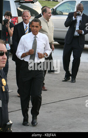 Miami, FL - 21 OTTOBRE: US Democratic Presidential candidate Illinois il senatore Barack Obama affronta i sostenitori con la moglie Michelle Obama durante un raduno al Bicentennial Park a Miami, Florida, 21 ottobre 2008. Obama lascerà il sentiero della Casa Bianca più tardi questa settimana per dirigersi a fianco della sua nonna gravemente ammalata di 85 anni alle Hawaii, appena 11 giorni prima delle elezioni. Persone: Barack Obama, Michelle Obama Trasmissione Ref: Mnc4 Hoo-Me.com / Mediapunch Foto Stock