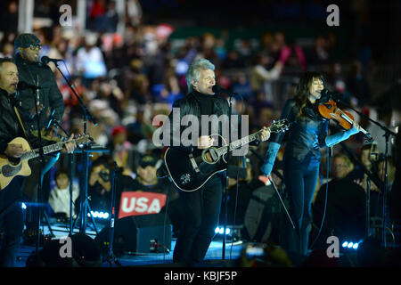 Philadelphia, STATI UNITI - 7 NOVEMBRE: US Democratic Presidential candidate Hillary Clinton suo marito ex presidente degli Stati Uniti Bill Clinton, la loro figlia Chelsea Clinton il presidente degli Stati Uniti Barack Obama, la sua moglie Michelle Obama e la cantante Jon Bon Jovi partecipano alla campagna presidenziale finale di Hillary Clinton degli Stati Uniti 2016 a Philadelphia, Pennsylvania, 7 novembre 2016. People: Jon Bon Jovi Transmission Ref: Mnc1 Hoo-Me.com / Mediapunch Foto Stock