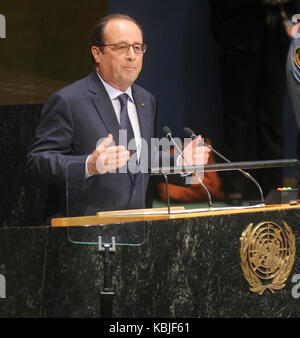 New YORK, NY - 24 SETTEMBRE: Il presidente francese Francois Hollande parla alla 69th sessione dell'Assemblea Generale delle Nazioni Unite presso la sede delle Nazioni Unite il 24 settembre 2014 a New York City. Leader mondiali, attivisti e manifestanti si sono riuniti a New York City per l’evento annuale delle Nazioni Unite che riunisce i leader globali per una settimana di riunioni e conferenze. L'Assemblea Generale di quest'anno ha evidenziato il problema del riscaldamento globale e come i paesi devono sforzarsi di ridurre le emissioni di gas serra Persone: Il Presidente francese Francois Hollande Transmission Ref: MNC1 Hoo-Me. Foto Stock