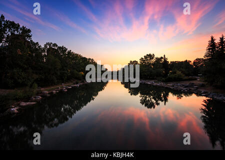 Il fiume bow riflessa al tramonto Foto Stock