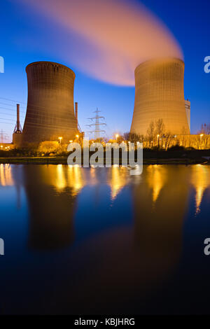 Doppia coppia di torri di raffreddamento con la riflessione di notte. Foto Stock