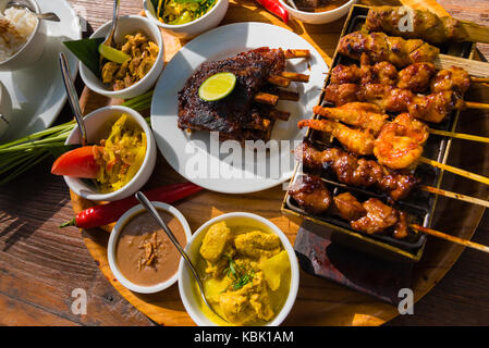In stile balinese tradizionale cibo di mare con satay e curry di Bali, Indonesia Foto Stock
