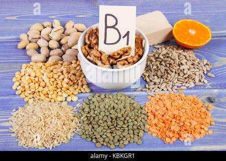 Gli ingredienti o prodotti contenenti vitamina B1 e fibra dietetica, fonti naturali di minerali, uno stile di vita sano e concetto di nutrizione Foto Stock