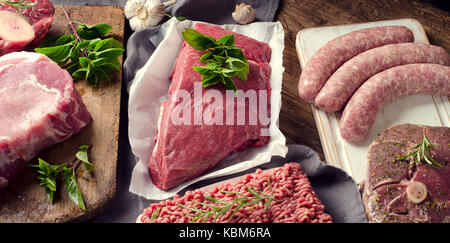 Diversi tipi di carni la carne cruda. in vista dall'alto. panorama Foto Stock