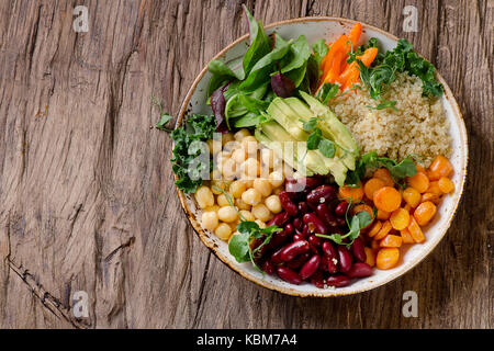 Buddha vegetariano ciotola con la quinoa e cece. vegetariano e vegano concetto alimentare. Il mangiare sano Foto Stock