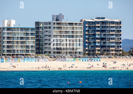 Spiaggia principale di Forster, cittadina alla metà costa nord del Nuovo Galles del Sud, Australia con persone a giocare e rilassarsi sulla spiaggia Foto Stock