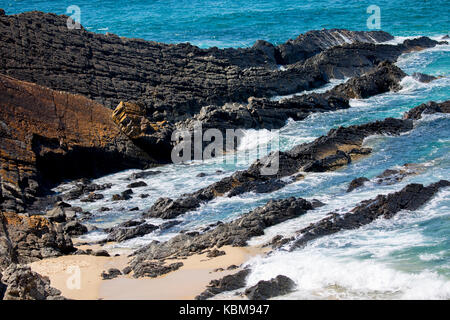 Costa frastagliata all'estremità nord di un miglio di spiaggia, Forster, metà costa nord del Nuovo Galles del Sud, Australia Foto Stock