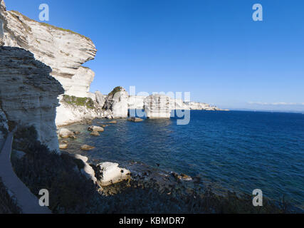 Bianche scogliere calcaree di bonifacio sulla punta meridionale dell'isola di fronte le Bocche di Bonifacio, il tratto di mare tra la Corsica e la Sardegna Foto Stock