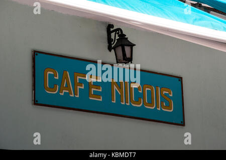 Corsica: il segno di cafe nicois, uno dei più famosi bar e ristoranti del centro storico di Bonifacio, la città sulla punta meridionale dell'isola Foto Stock